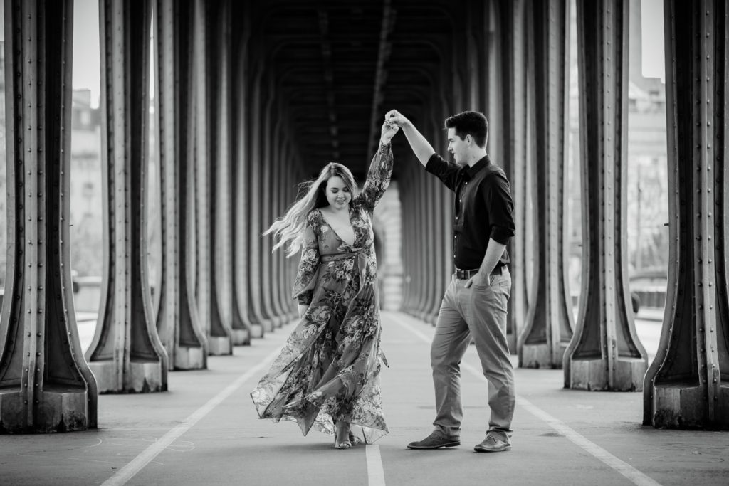 romantic-couple-photo-dancing-under-the-bir-hakeim-bridge-paris-france