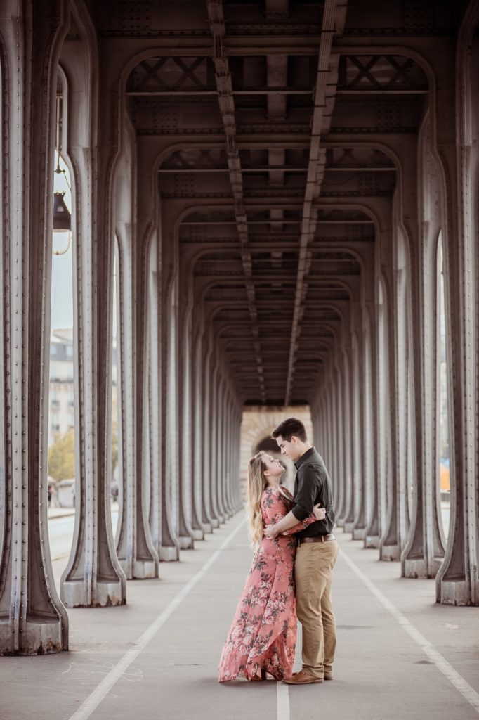 romantic-couple-photo-kissing-under-the-bir-hakeim-bridge-paris-france
