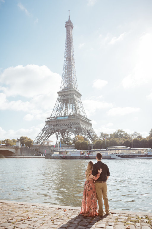 romantic-couple-photography-shoot-on-the-seine-river-paris-france