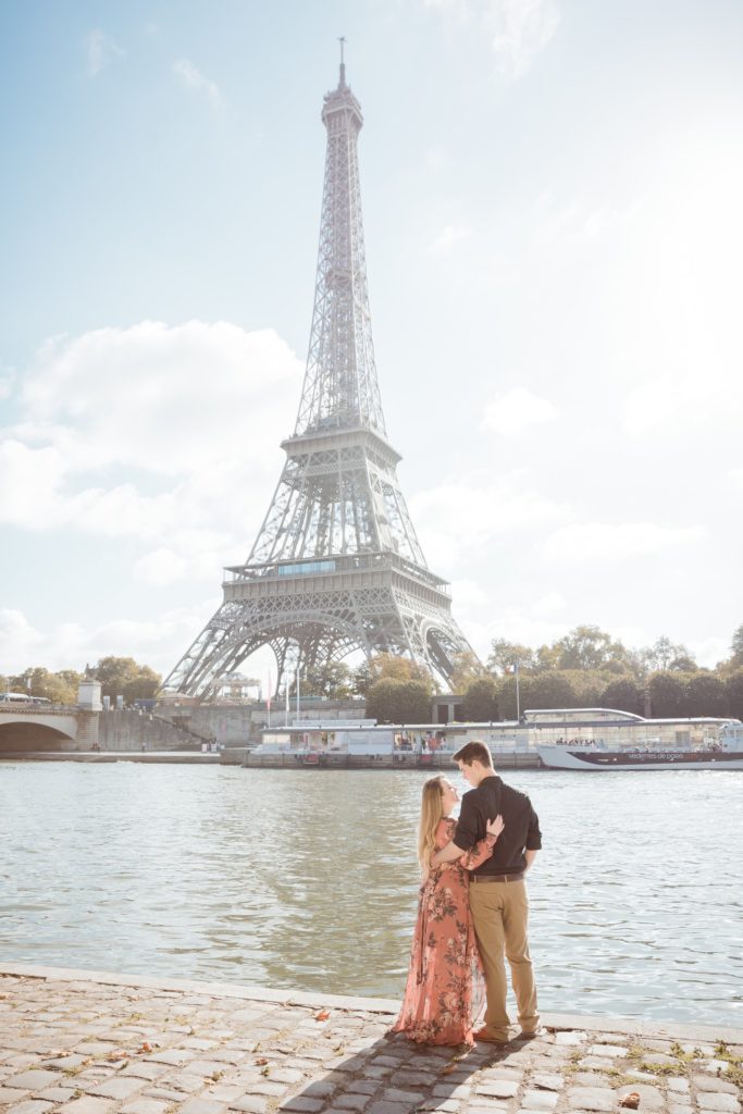 romantic-couple-photography-shoot-on-the-seine-river-paris-france